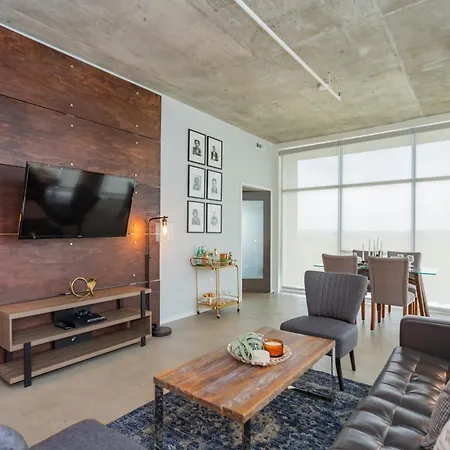 5M636- City Views With Floor To Ceiling Windows
